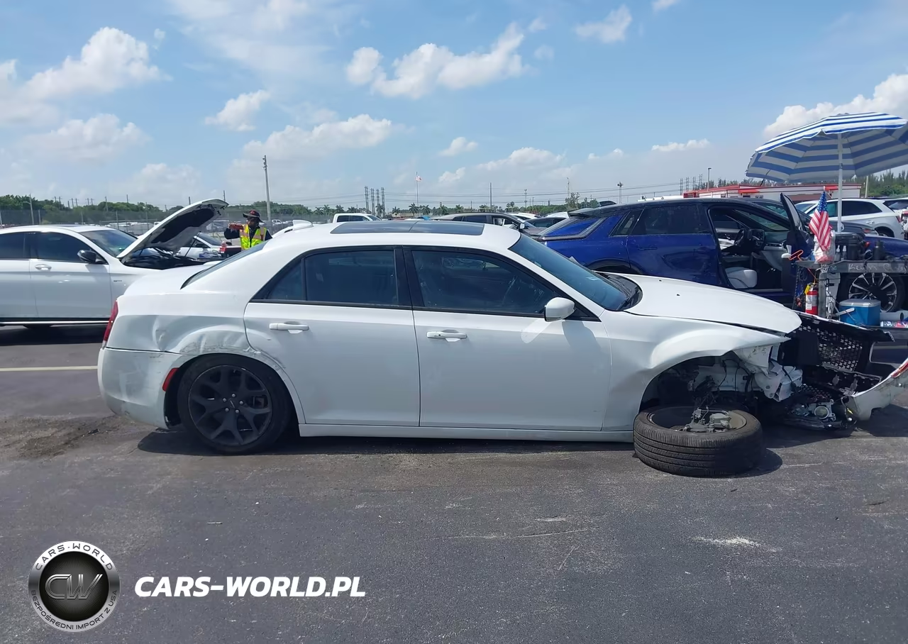 2023 Chrysler 300 300S VIN:2C3CCABG1PH633363 - 13