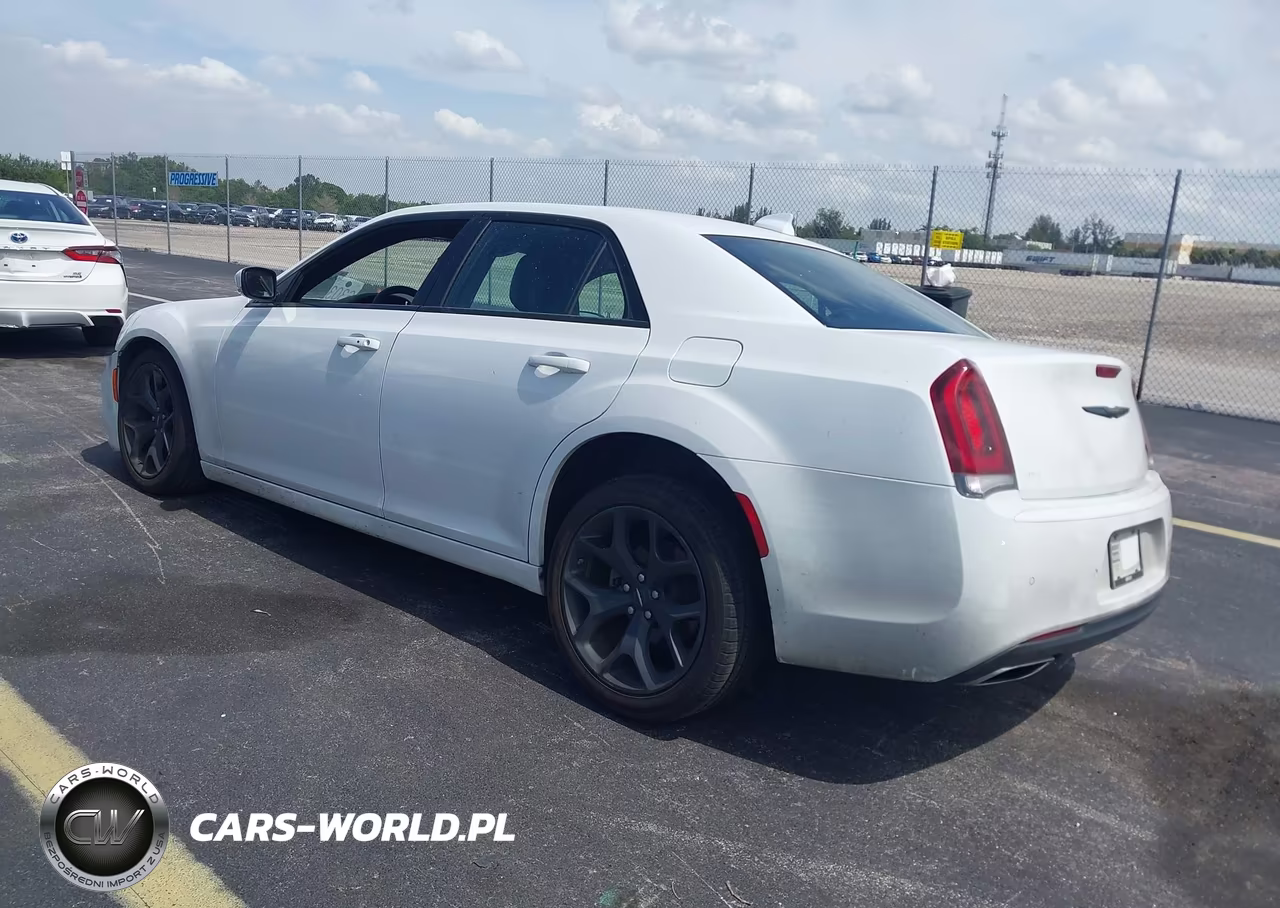 2023 Chrysler 300 300S VIN:2C3CCABG1PH633363 - 3