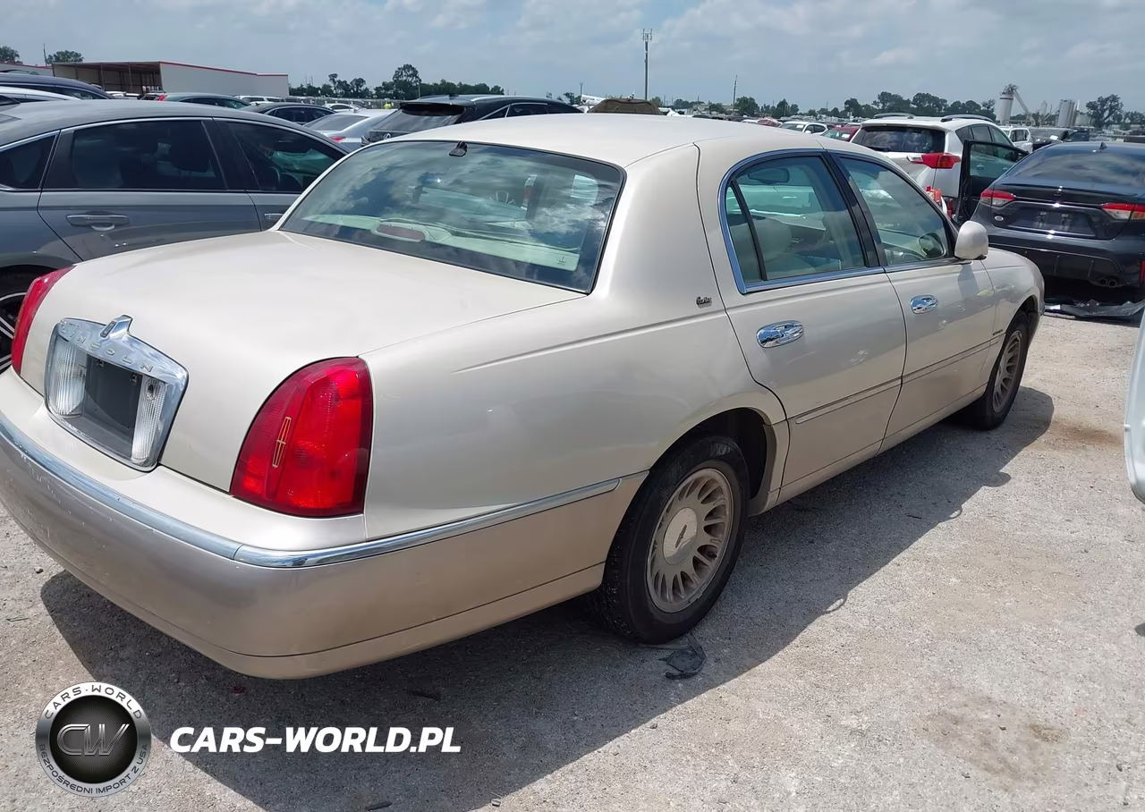 2002 Lincoln Town Car Cartier VIN:1LNHM83W32Y645876 - 4