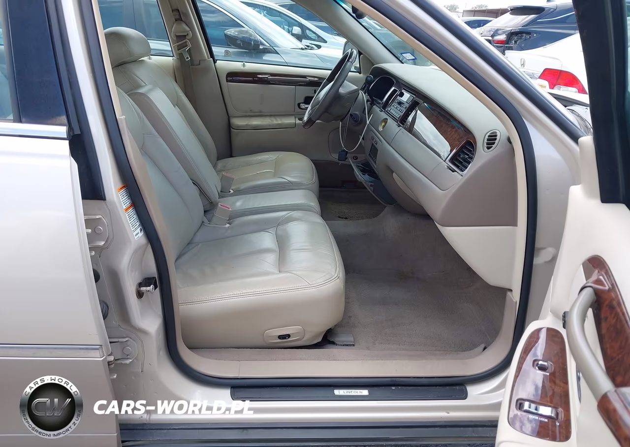 2002 Lincoln Town Car Cartier VIN:1LNHM83W32Y645876 - 5