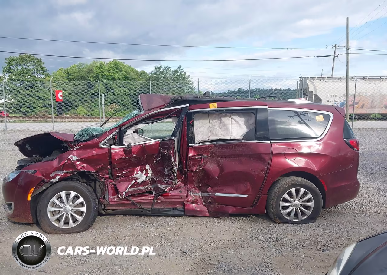 2018 Chrysler Pacifica Touring L VIN:2C4RC1BGXJR149473 - 13