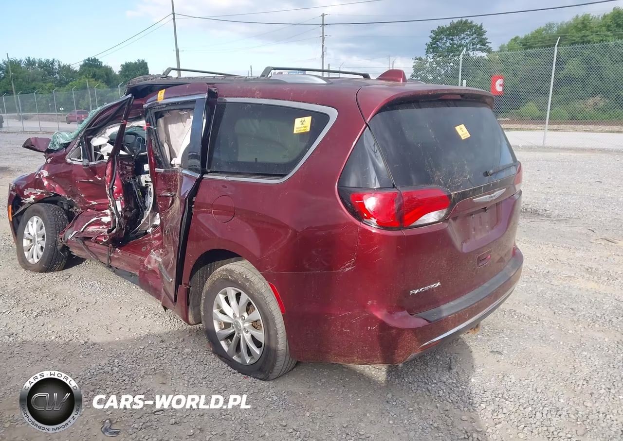 2018 Chrysler Pacifica Touring L VIN:2C4RC1BGXJR149473 - 3