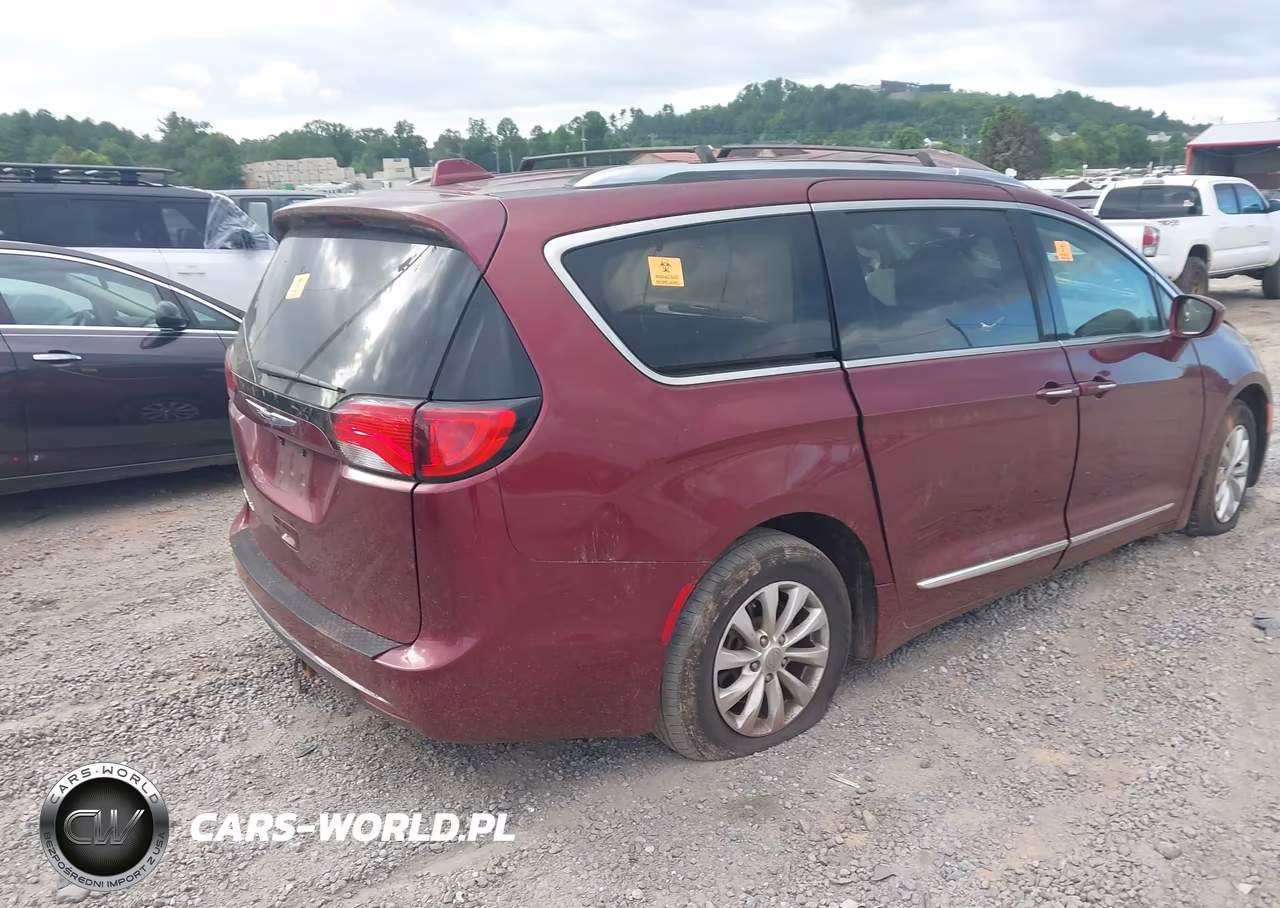2018 Chrysler Pacifica Touring L VIN:2C4RC1BGXJR149473 - 4