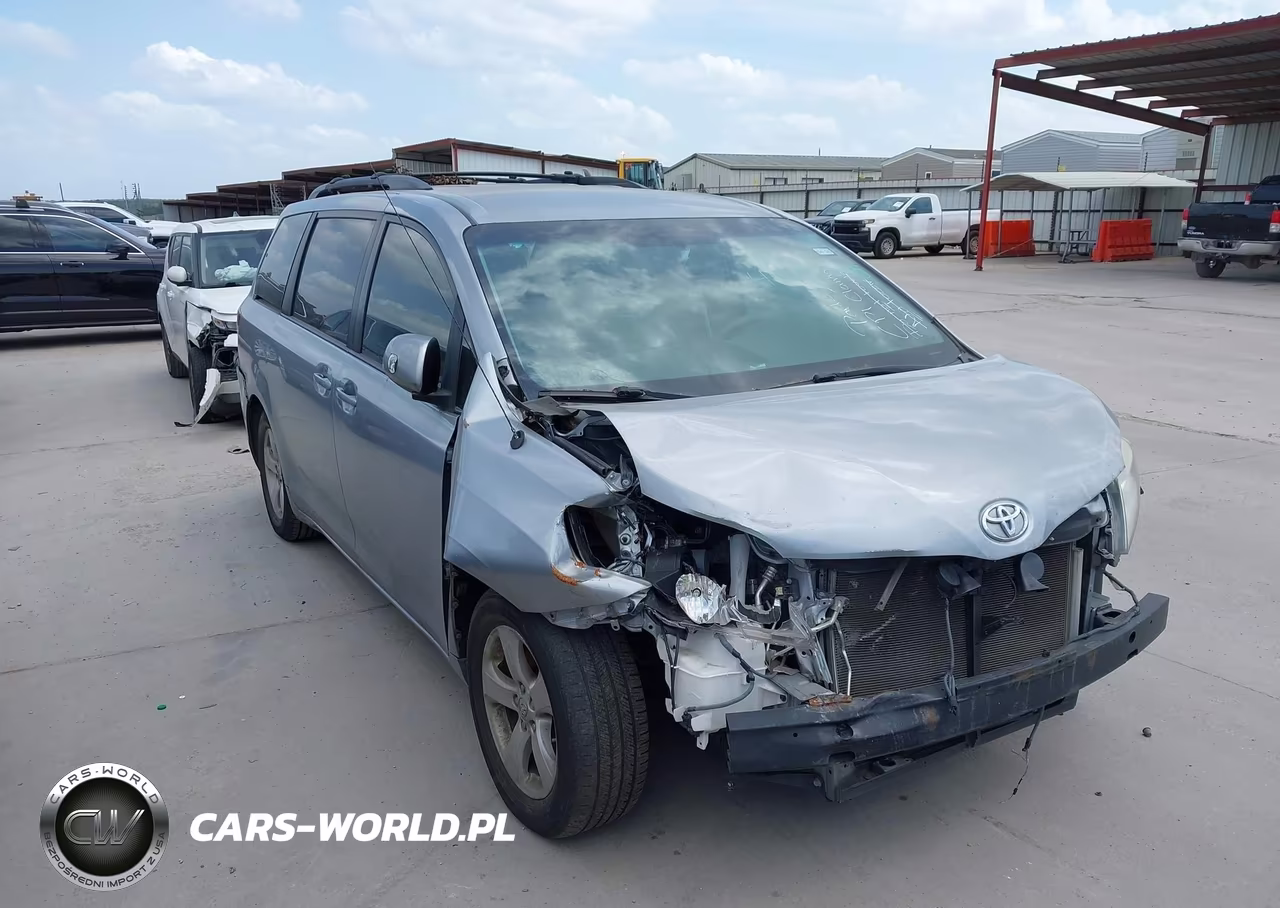 2014 Toyota Sienna Le – zdjęcie 1 z 21