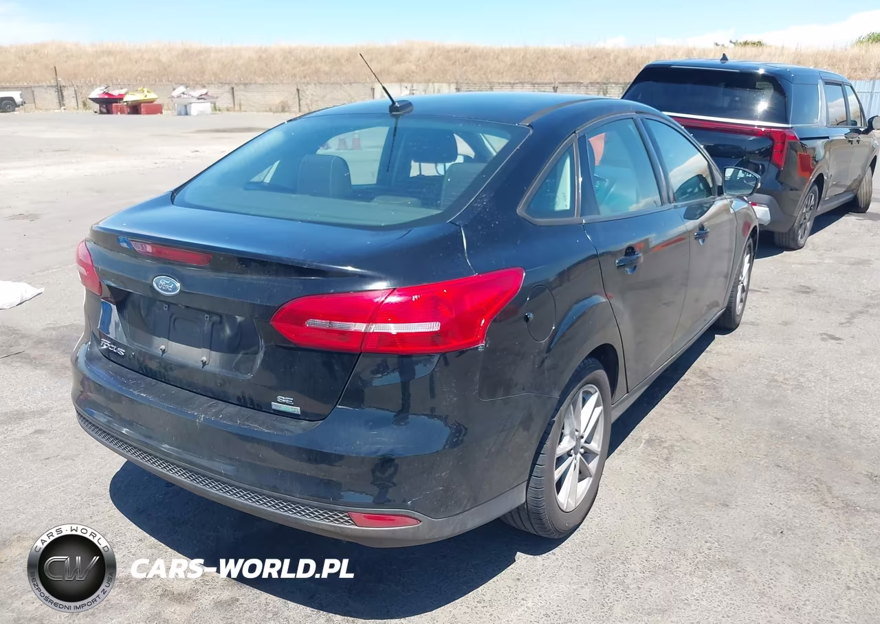 2017 Ford Focus Se VIN:1FADP3FE1HL237565 - 4