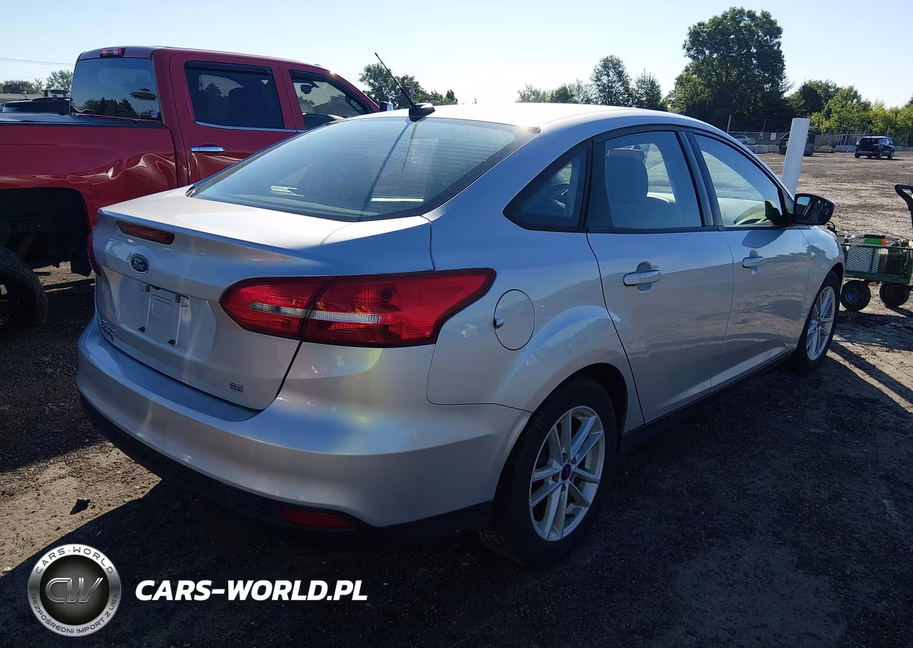 2018 Ford Focus Se VIN:1FADP3F21JL210250 - 4