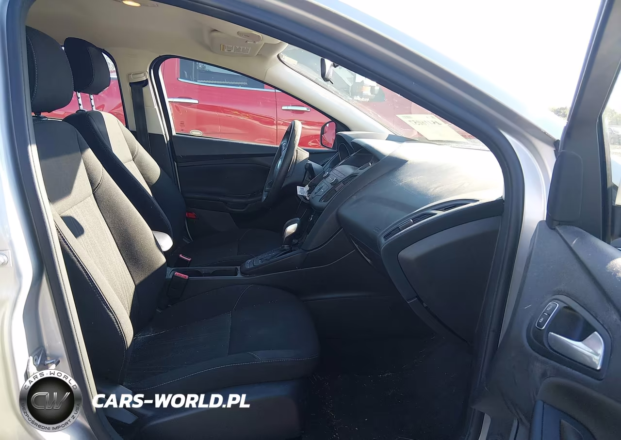 2018 Ford Focus Se VIN:1FADP3F21JL210250 - 5