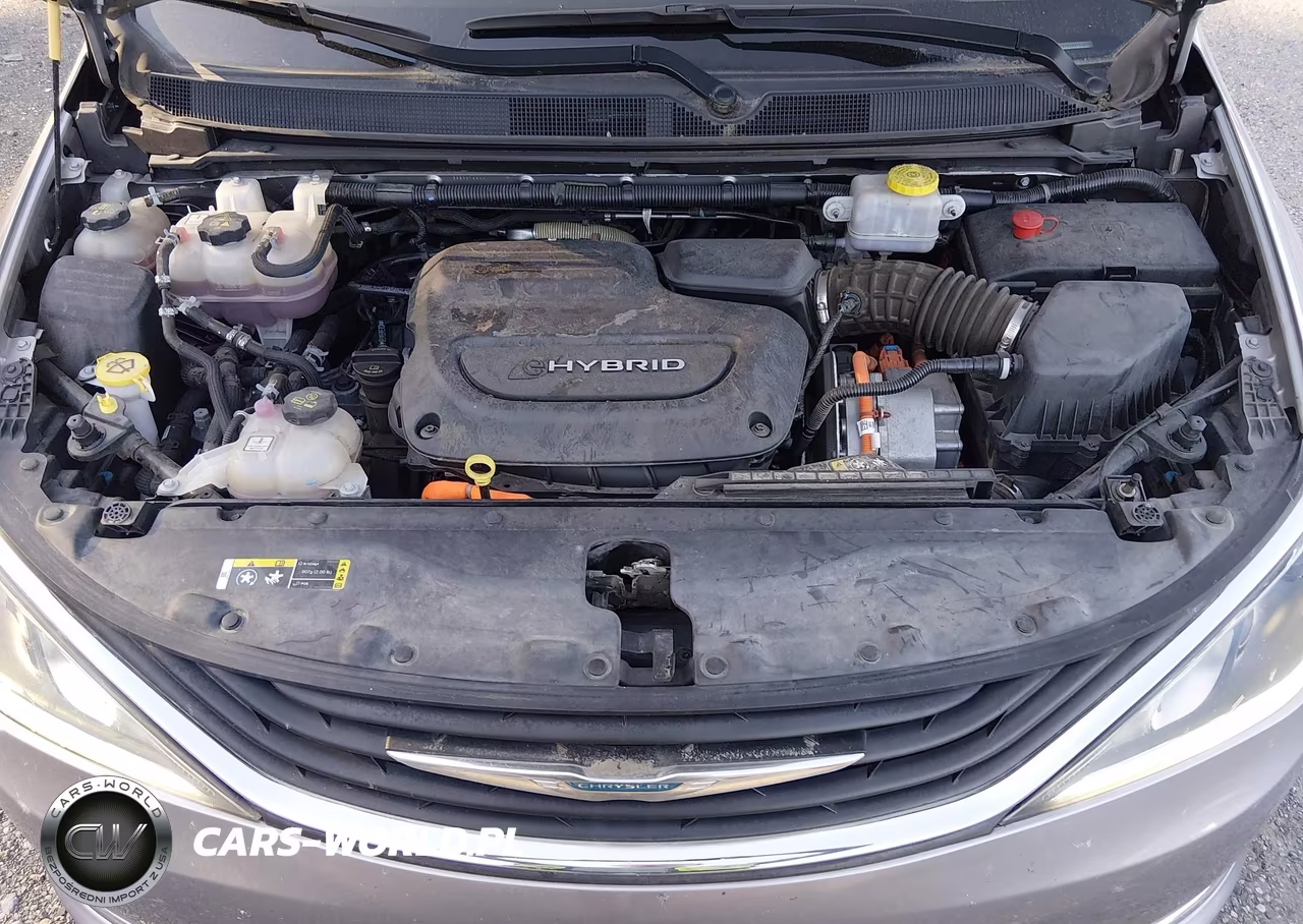 2018 Chrysler Pacifica Hybrid Touring Plus VIN:2C4RC1H79JR311665 - 10