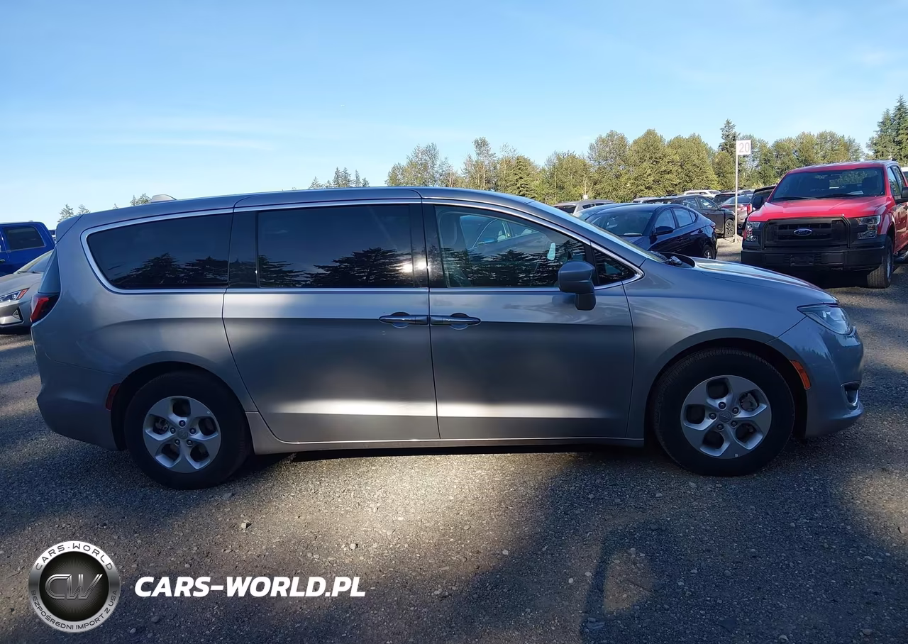 2018 Chrysler Pacifica Hybrid Touring Plus VIN:2C4RC1H79JR311665 - 13