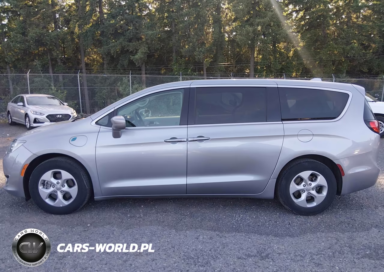 2018 Chrysler Pacifica Hybrid Touring Plus VIN:2C4RC1H79JR311665 - 14