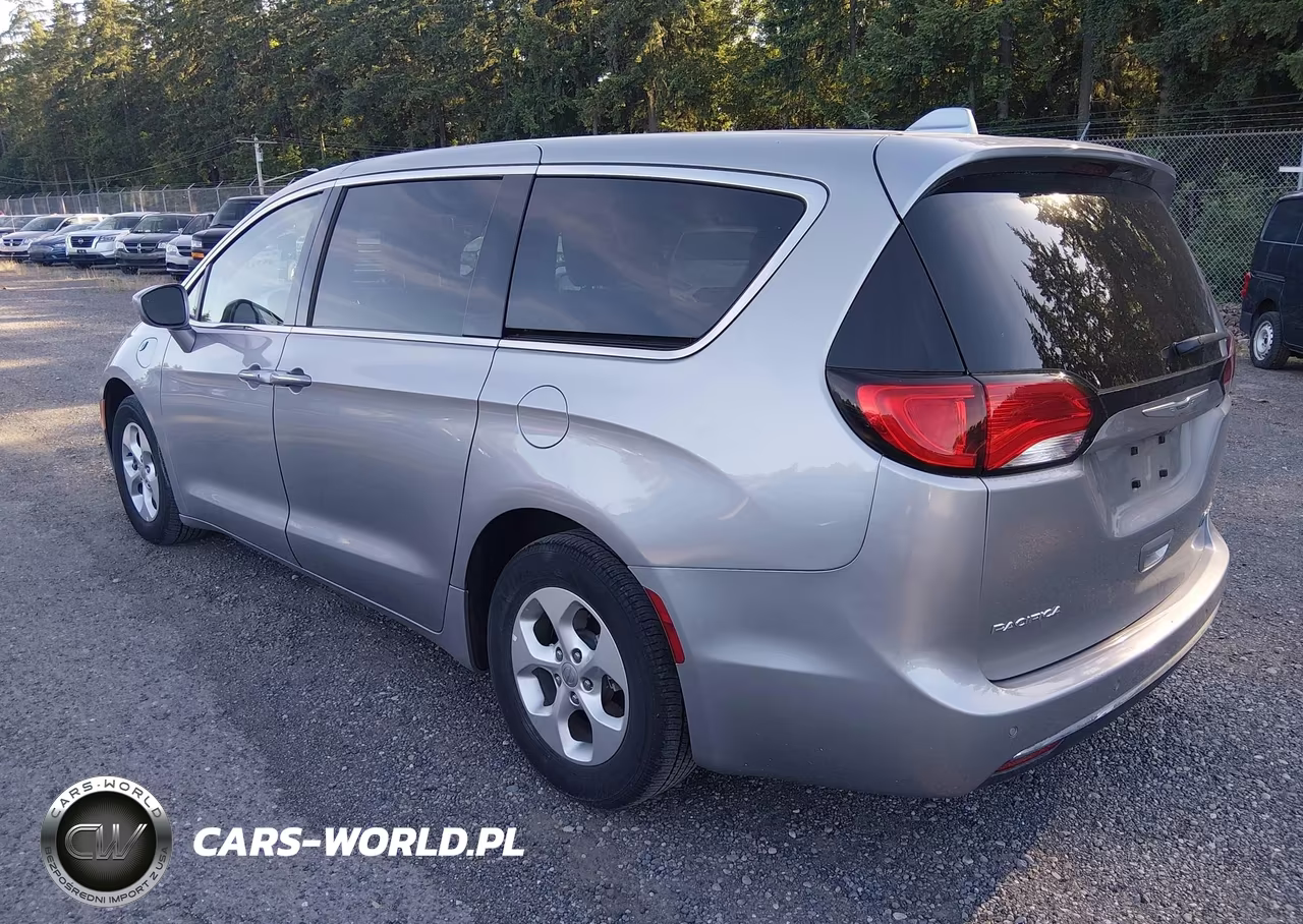 2018 Chrysler Pacifica Hybrid Touring Plus VIN:2C4RC1H79JR311665 - 3
