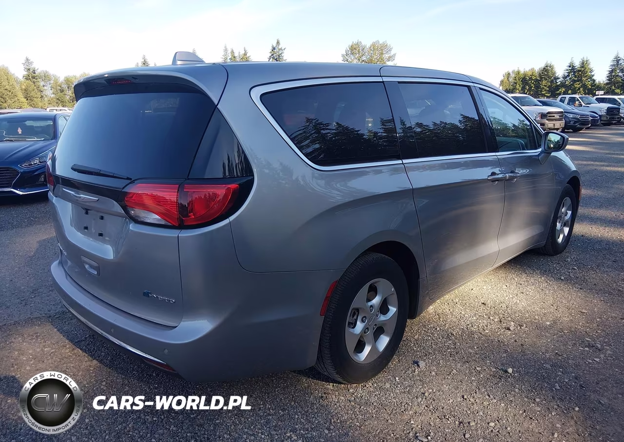 2018 Chrysler Pacifica Hybrid Touring Plus VIN:2C4RC1H79JR311665 - 4