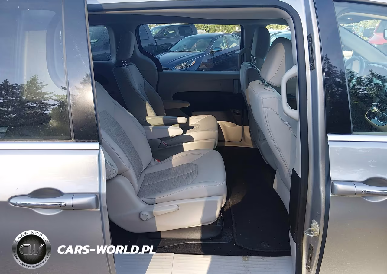 2018 Chrysler Pacifica Hybrid Touring Plus VIN:2C4RC1H79JR311665 - 8