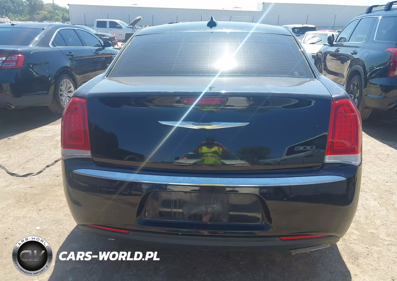 2015 Chrysler 300C VIN:2C3CCAEGXFH779920 - 16