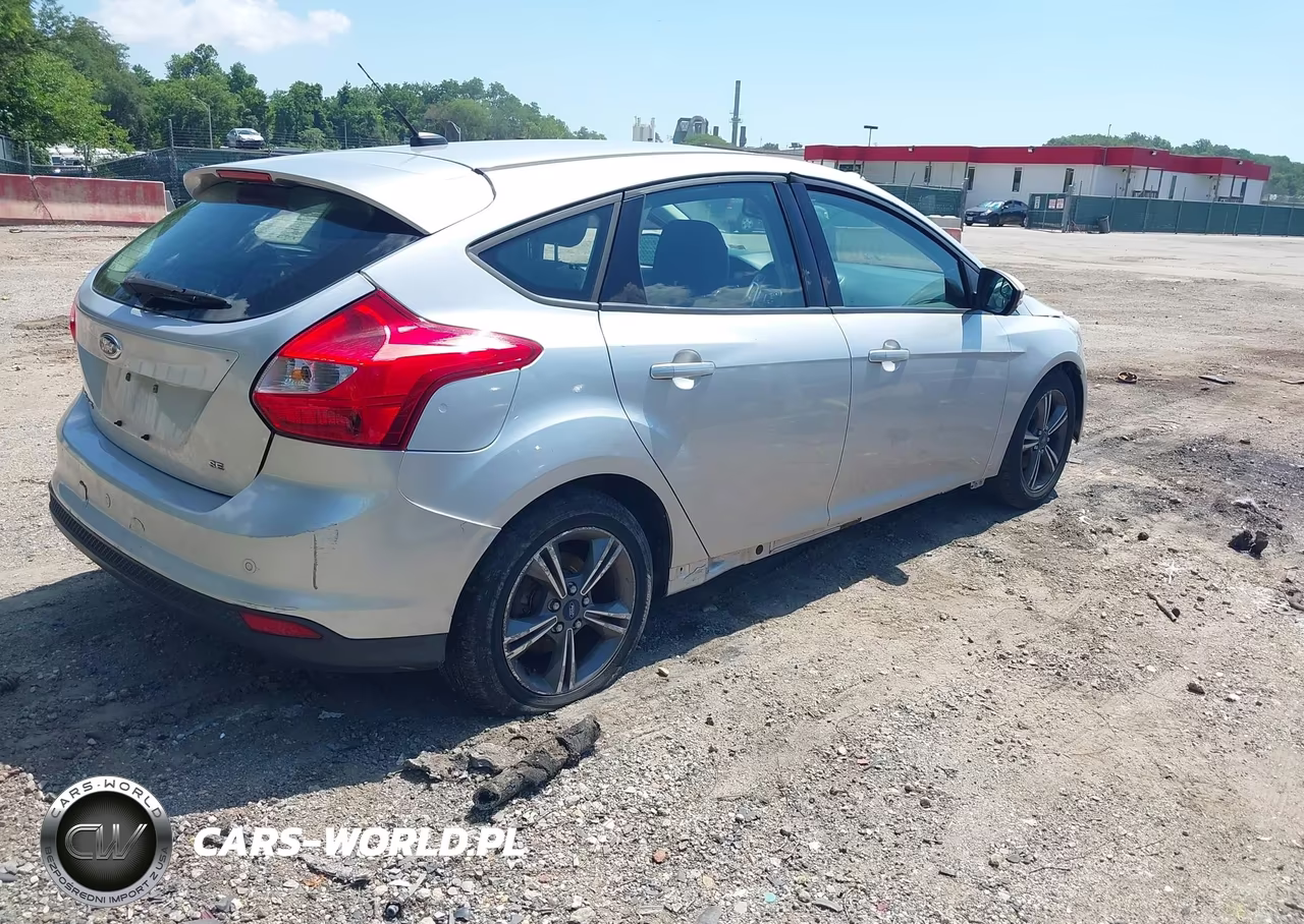 2014 Ford Focus Se VIN:1FADP3K22EL303340 - 4