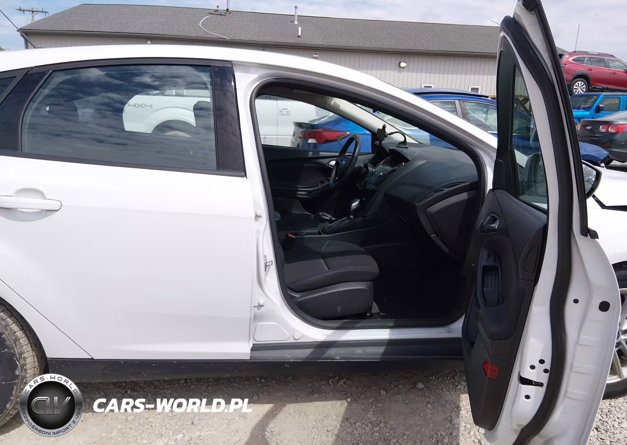 2018 Ford Focus Se VIN:1FADP3K26JL262205 - 5