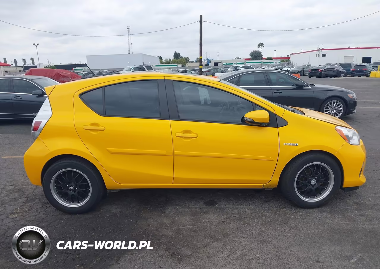 2014 Toyota Prius C Four VIN:JTDKDTB33E1080465 - 13