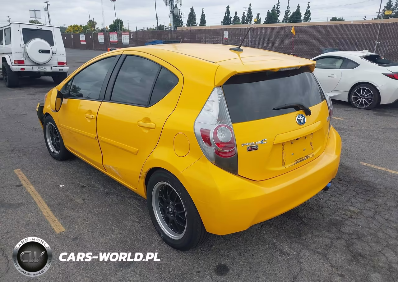 2014 Toyota Prius C Four VIN:JTDKDTB33E1080465 - 3