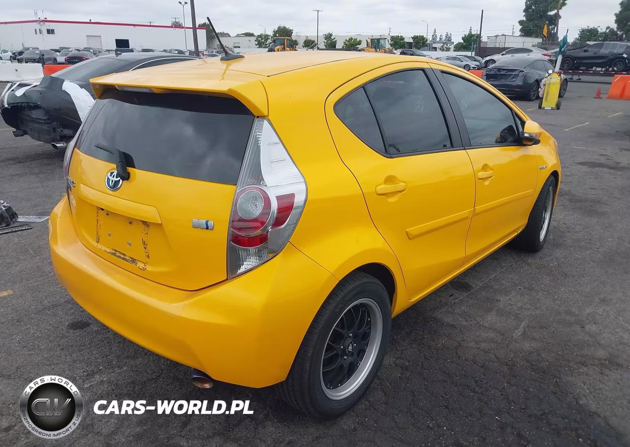 2014 Toyota Prius C Four VIN:JTDKDTB33E1080465 - 4