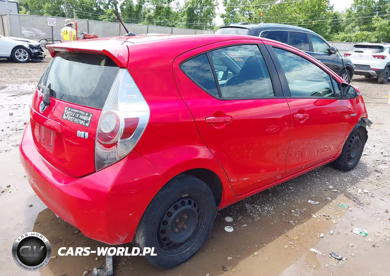 2014 Toyota Prius C Two VIN:JTDKDTB33E1078988 - 4
