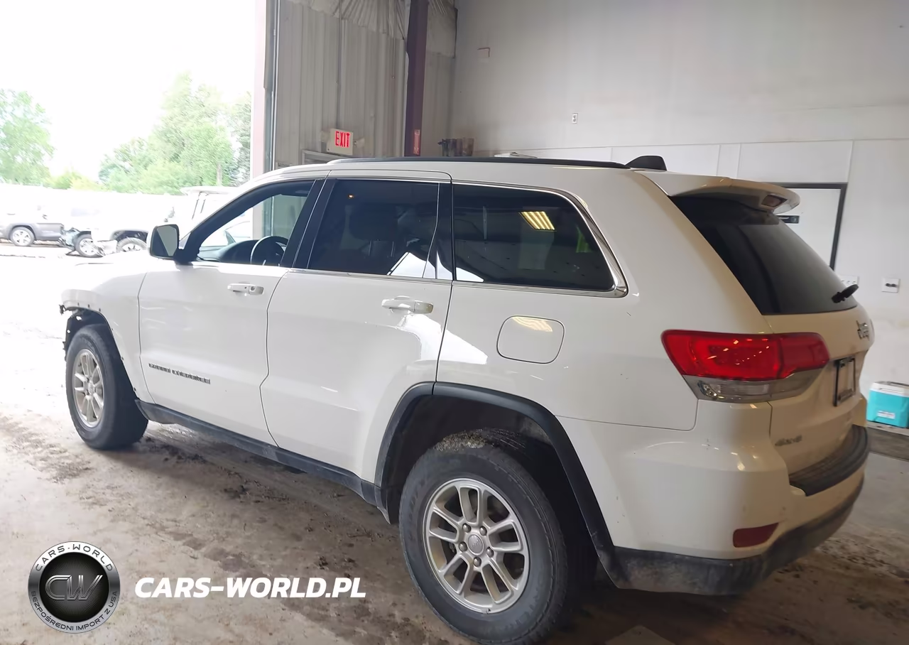 2018 Jeep Grand Cherokee Laredo 4X4 VIN:1C4RJFAG7JC276565 - 3