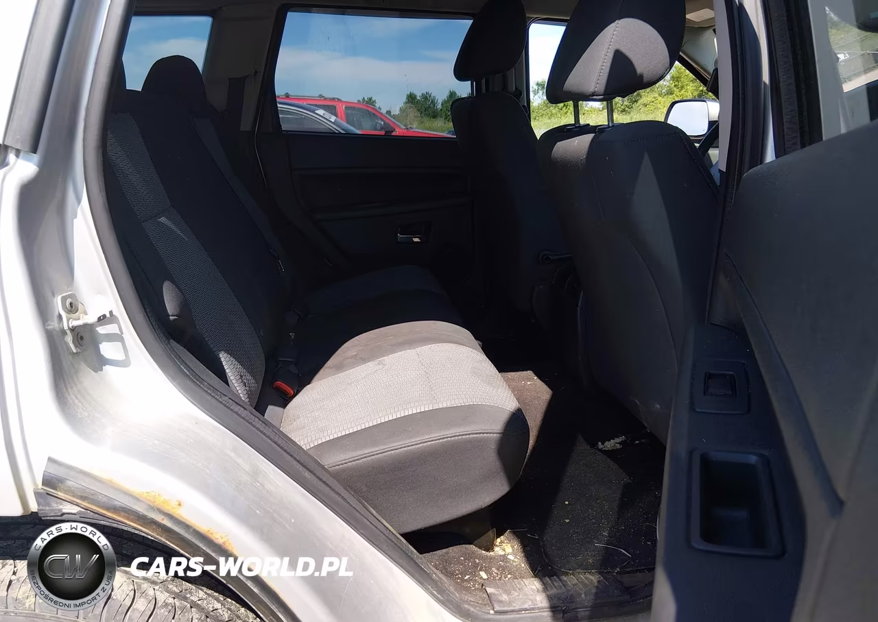 2010 Jeep Grand Cherokee Laredo VIN:1J4PR4GK6AC125582 - 8