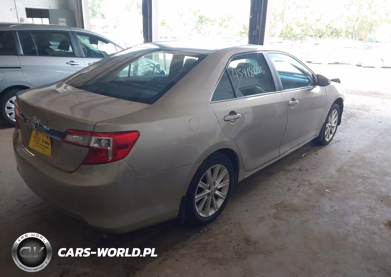 2014 Toyota Camry Xle VIN:4T4BF1FKXER353658 - 4