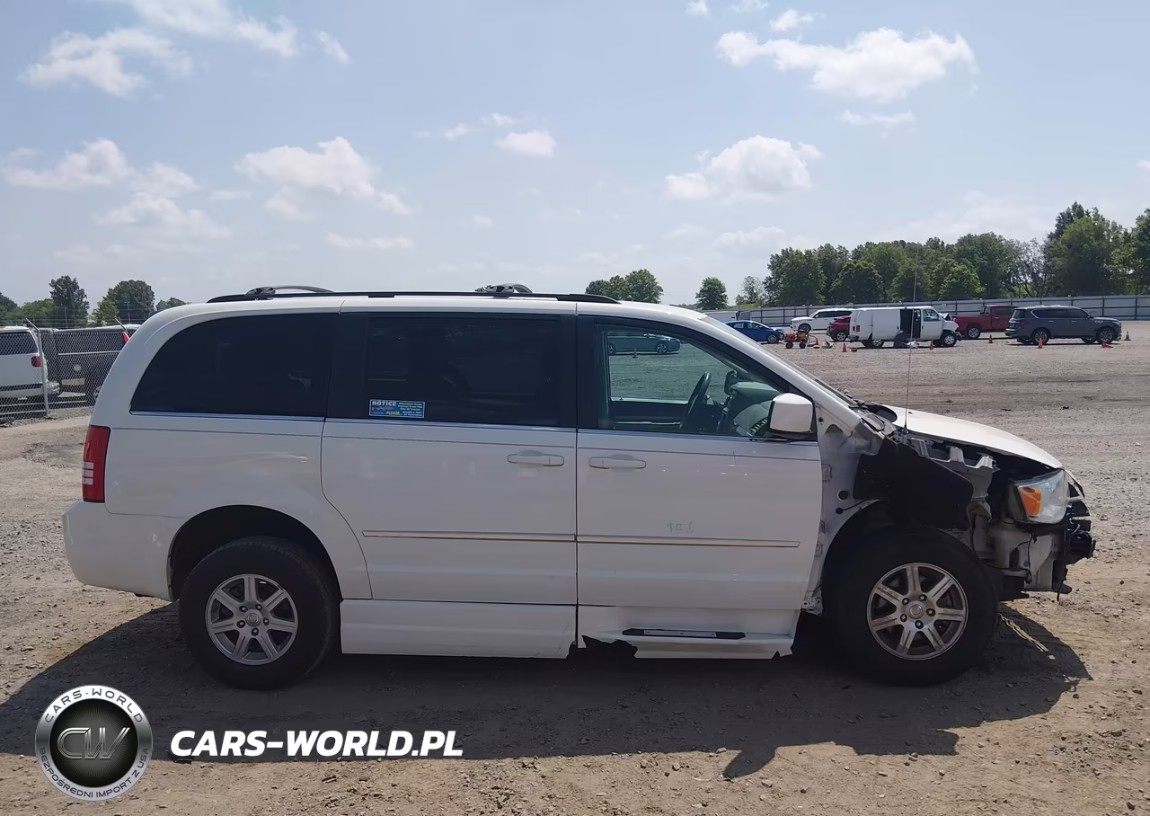 2010 Chrysler Town & Country Touring VIN:2A4RR5D17AR305560 - 14