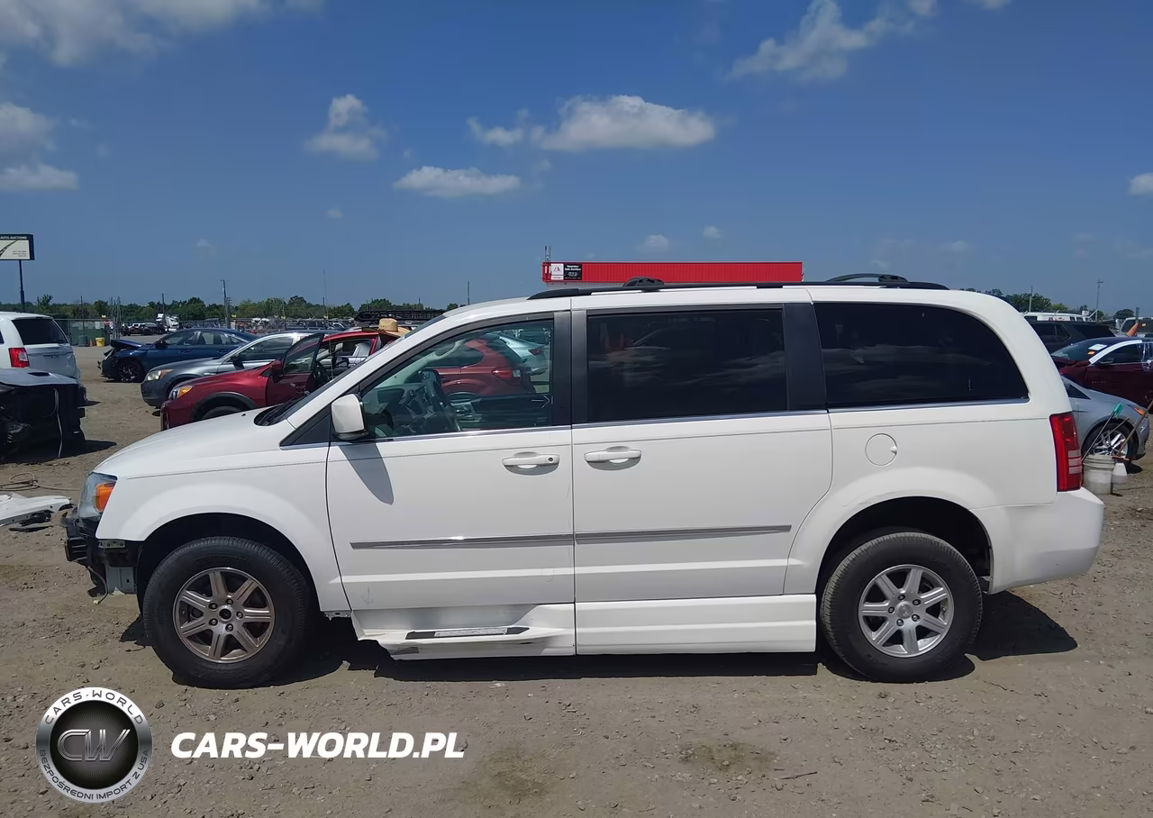 2010 Chrysler Town & Country Touring VIN:2A4RR5D17AR305560 - 15