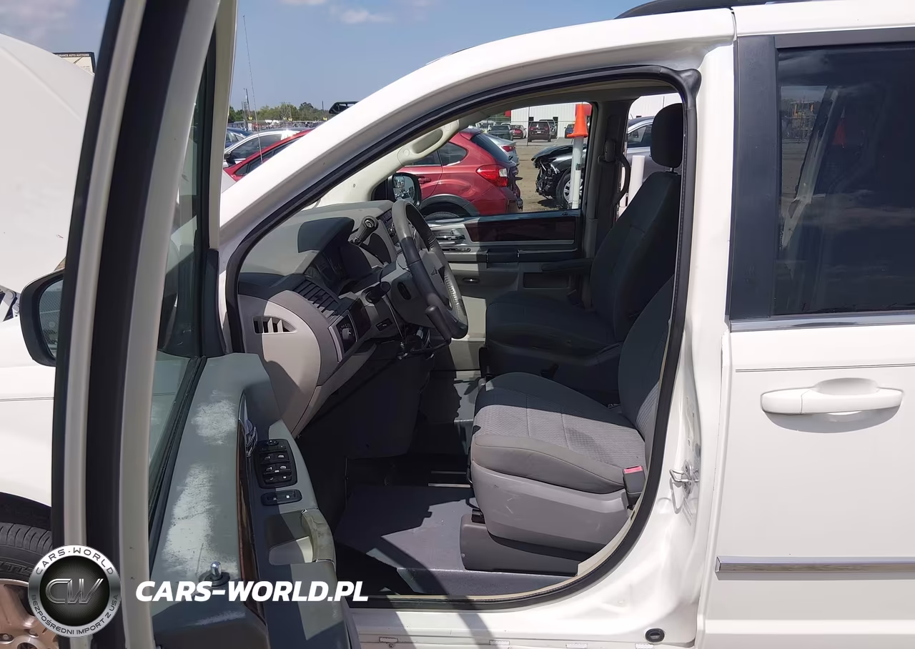 2010 Chrysler Town & Country Touring VIN:2A4RR5D17AR305560 - 19