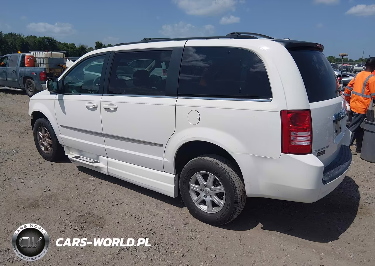 2010 Chrysler Town & Country Touring VIN:2A4RR5D17AR305560 - 3