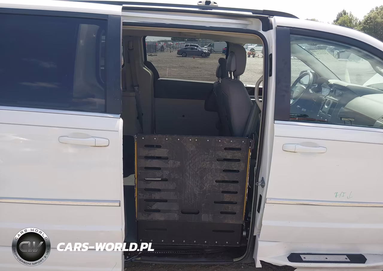 2010 Chrysler Town & Country Touring VIN:2A4RR5D17AR305560 - 8