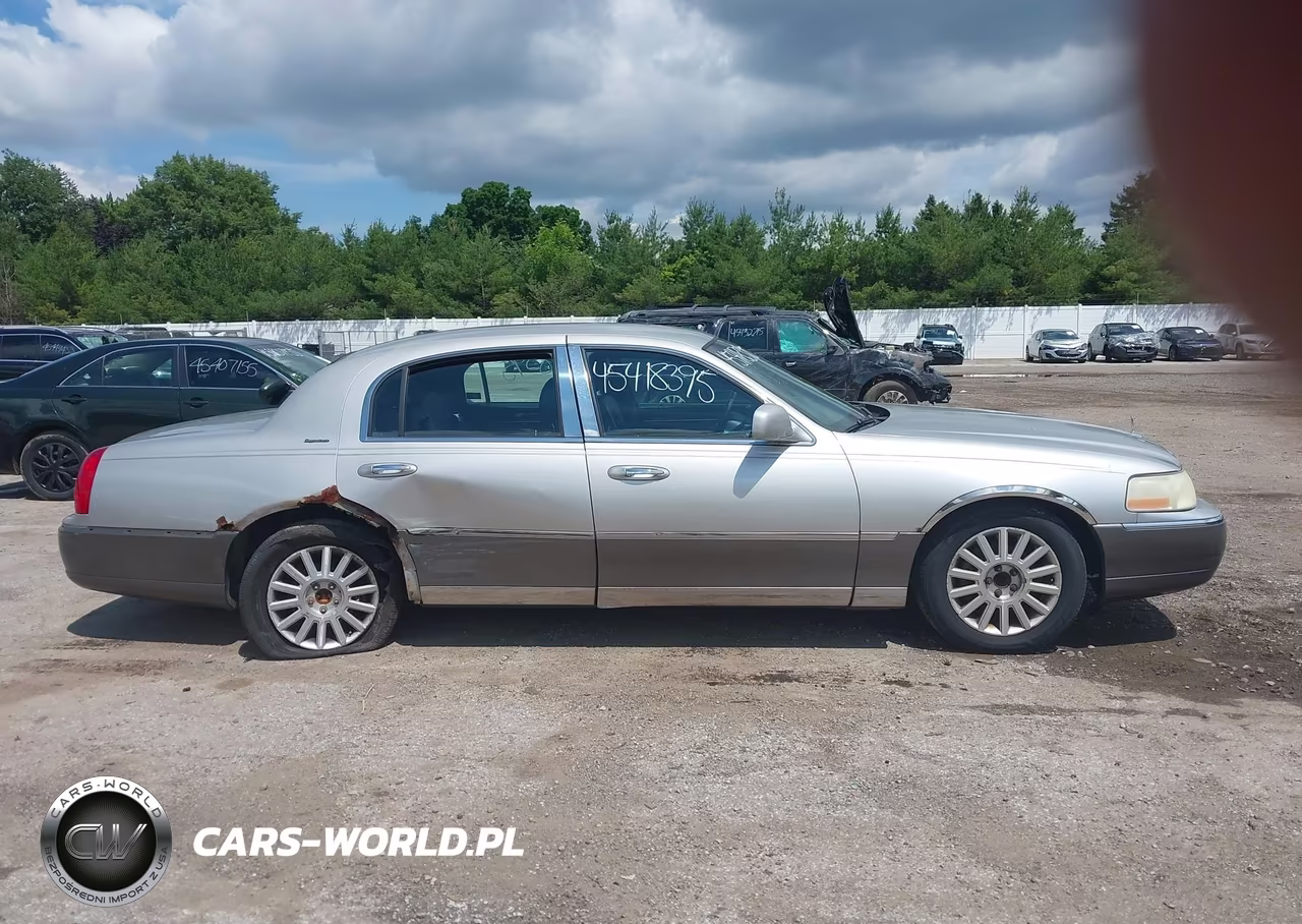 2003 Lincoln Town Car Signature VIN:1LNHM82W23Y642745 - 13