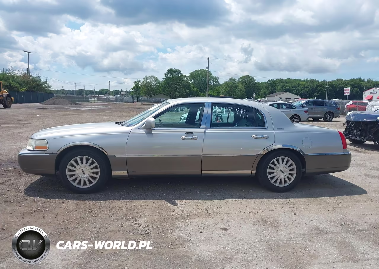 2003 Lincoln Town Car Signature VIN:1LNHM82W23Y642745 - 14
