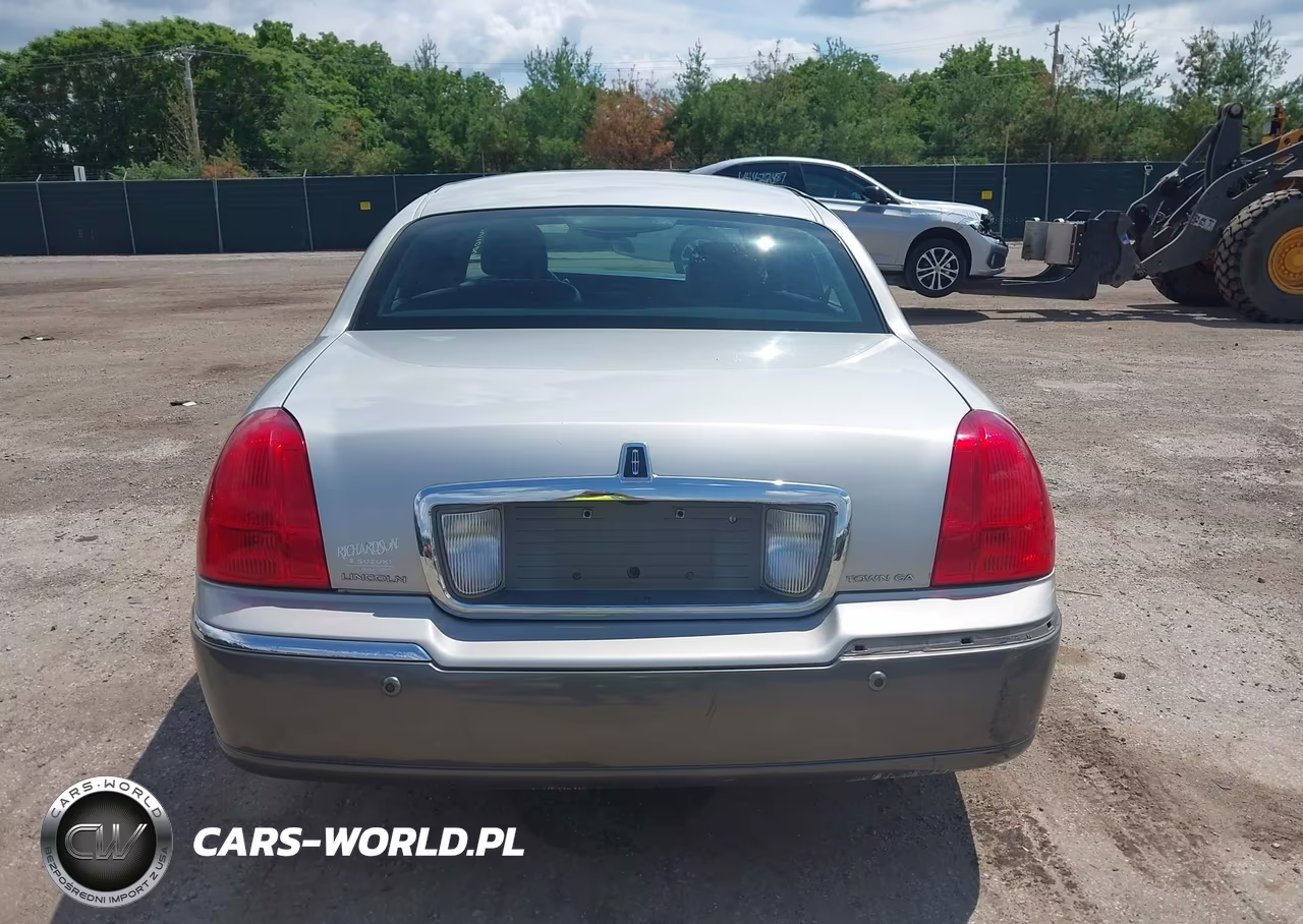 2003 Lincoln Town Car Signature VIN:1LNHM82W23Y642745 - 16