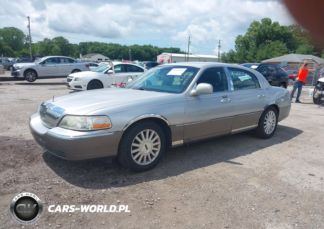 2003 Lincoln Town Car Signature VIN:1LNHM82W23Y642745 - 2