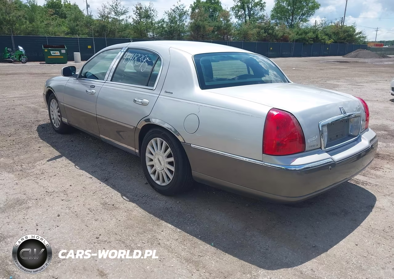 2003 Lincoln Town Car Signature VIN:1LNHM82W23Y642745 - 3