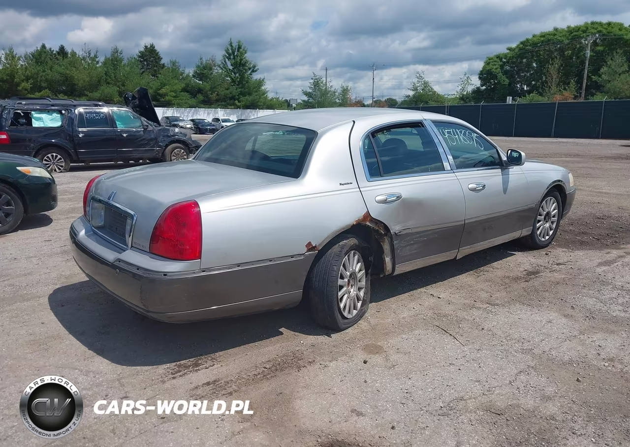 2003 Lincoln Town Car Signature VIN:1LNHM82W23Y642745 - 4