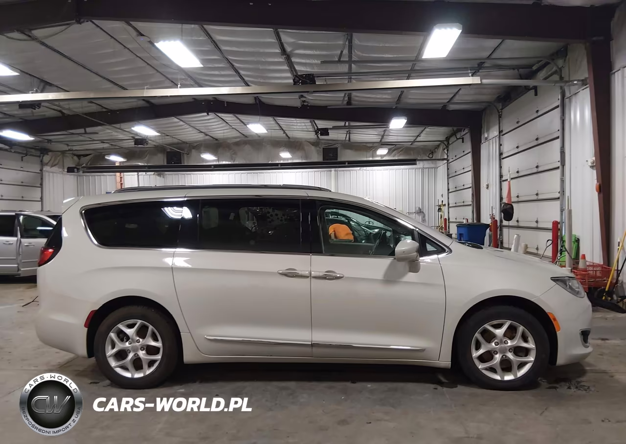 2017 Chrysler Pacifica Touring-L Plus VIN:2C4RC1EG3HR585569 - 13