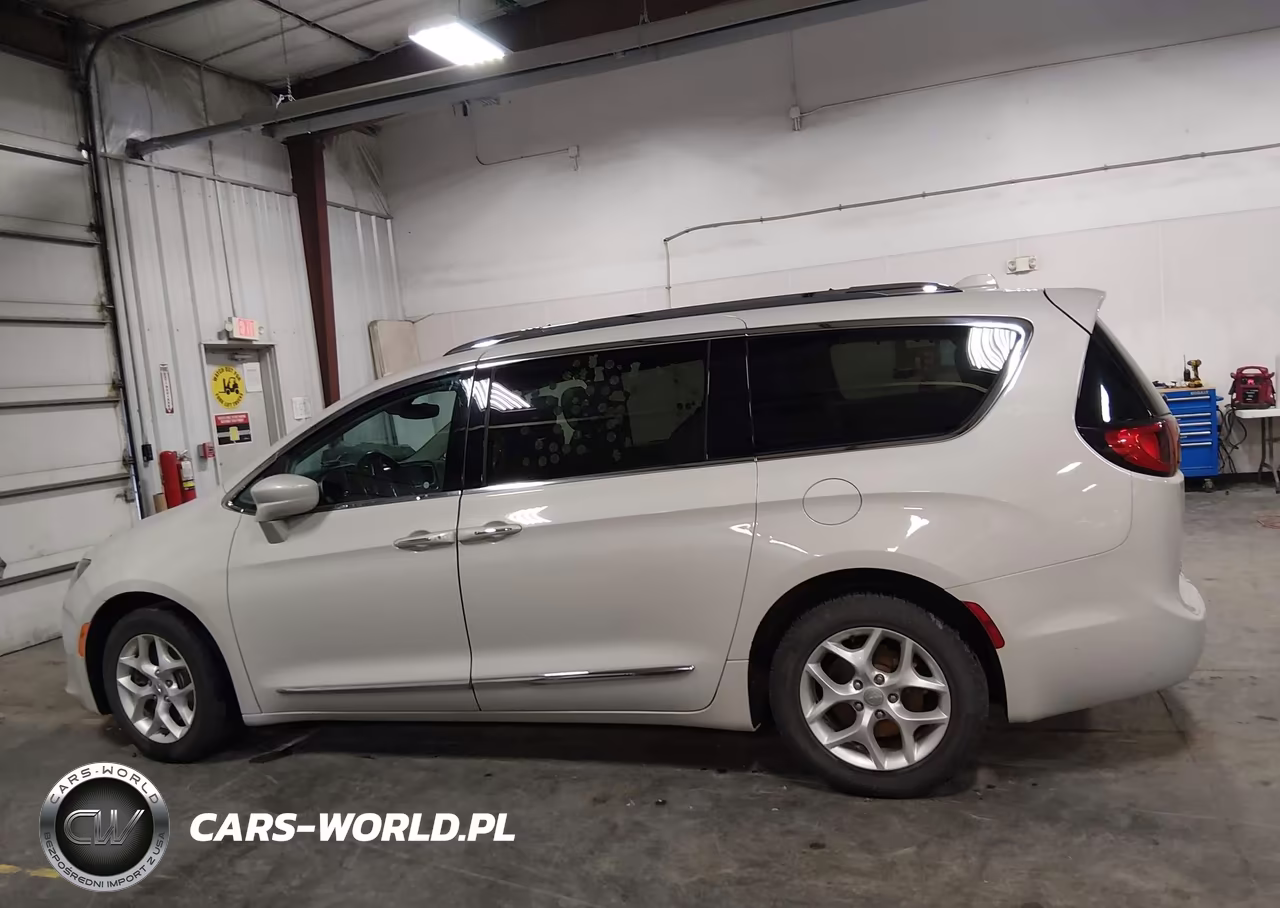 2017 Chrysler Pacifica Touring-L Plus VIN:2C4RC1EG3HR585569 - 14