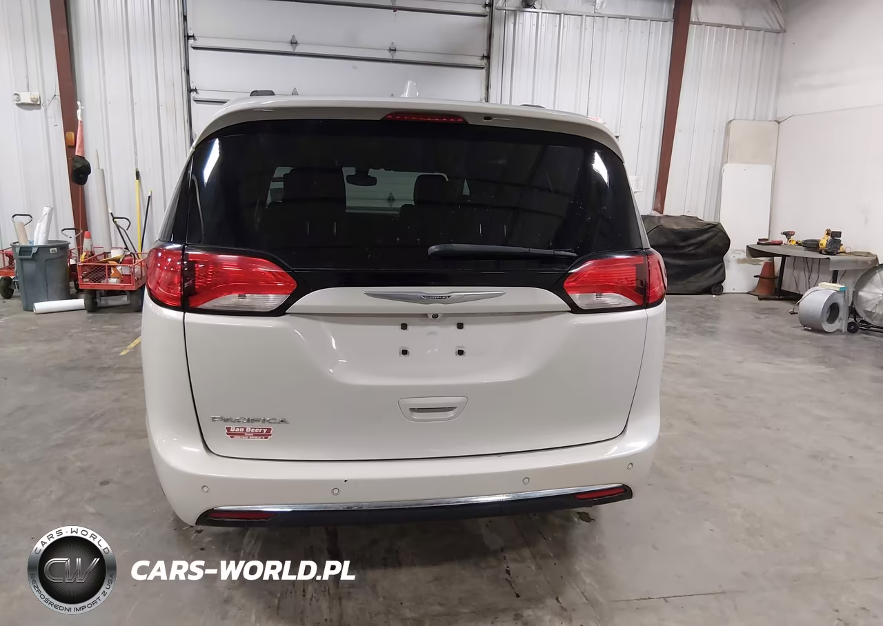 2017 Chrysler Pacifica Touring-L Plus VIN:2C4RC1EG3HR585569 - 16