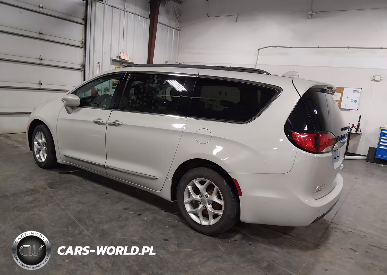 2017 Chrysler Pacifica Touring-L Plus VIN:2C4RC1EG3HR585569 - 3