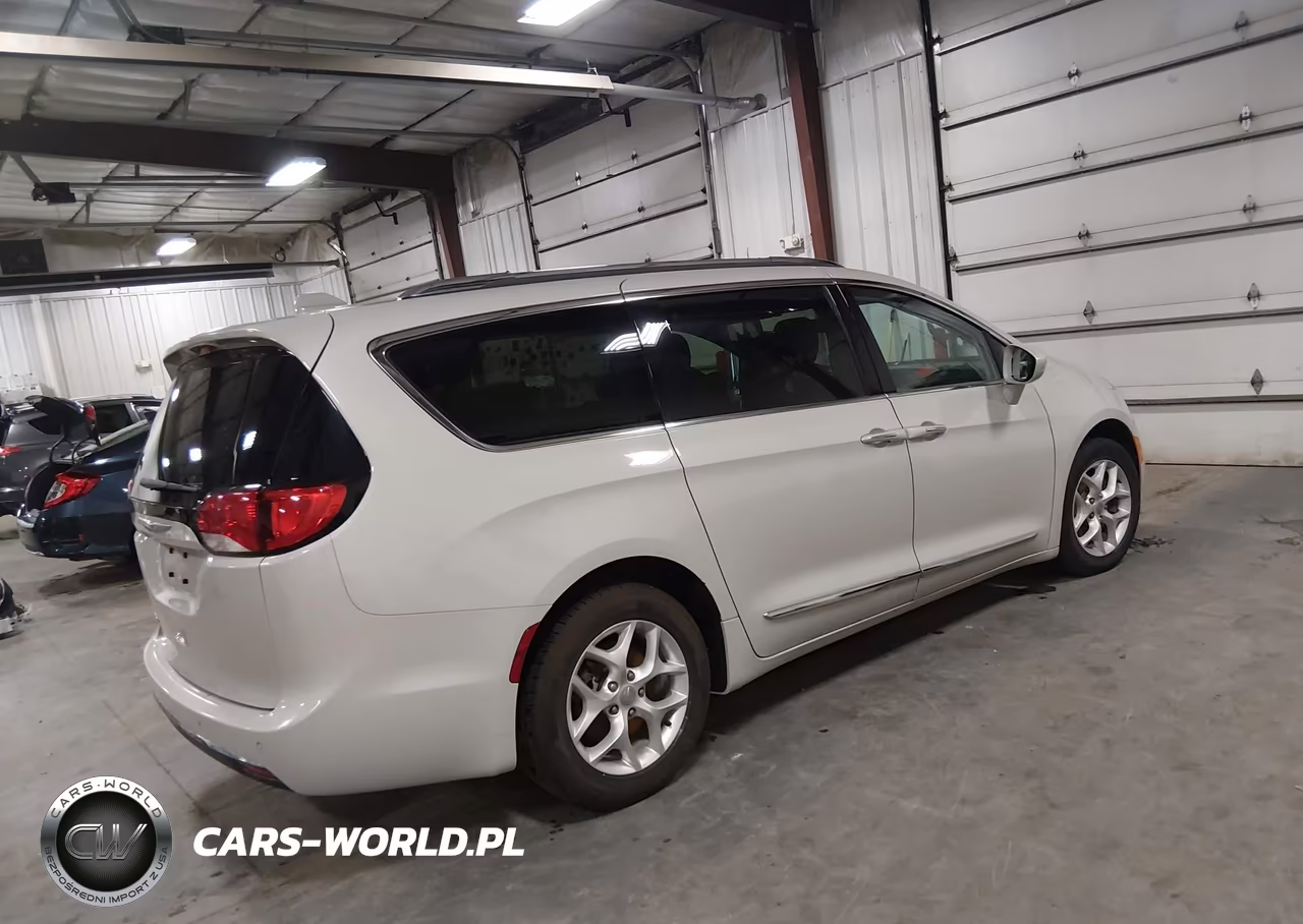 2017 Chrysler Pacifica Touring-L Plus VIN:2C4RC1EG3HR585569 - 4