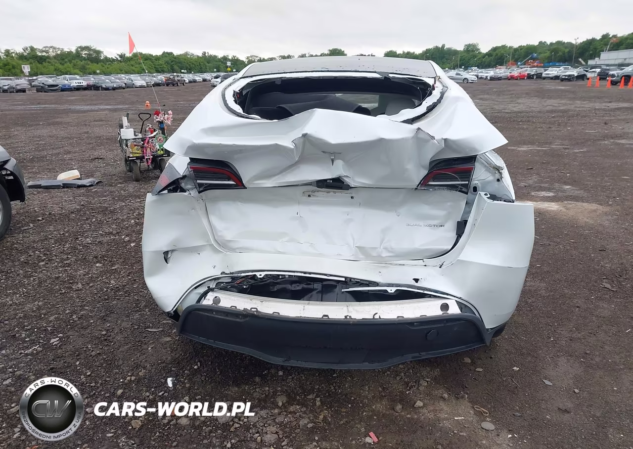 2024 Tesla Model Y Long Range Dual Motor All-Wheel Drive VIN:7SAYGDEE2RF186989 - 16