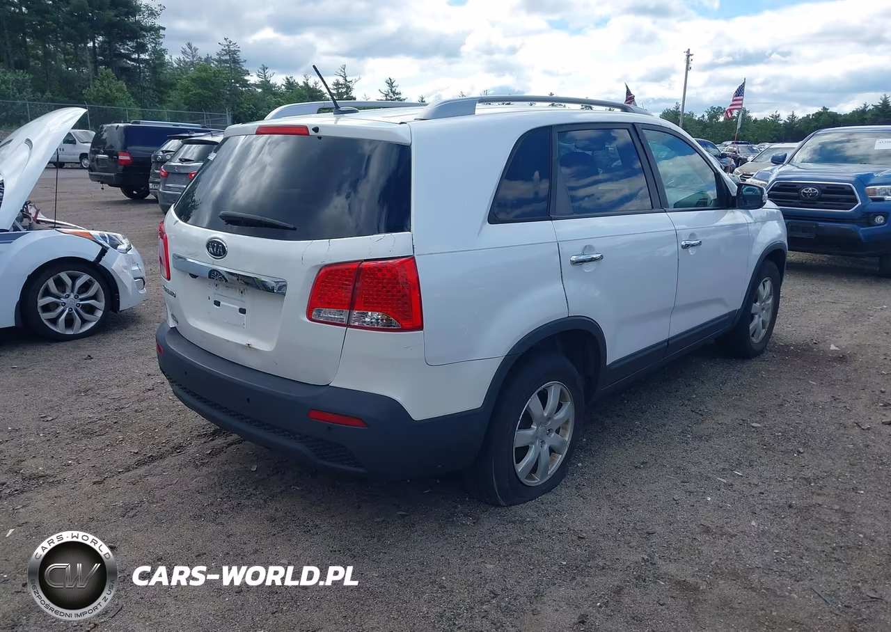 2011 Kia Sorento Lx VIN:5XYKT4A14BG033921 - 4