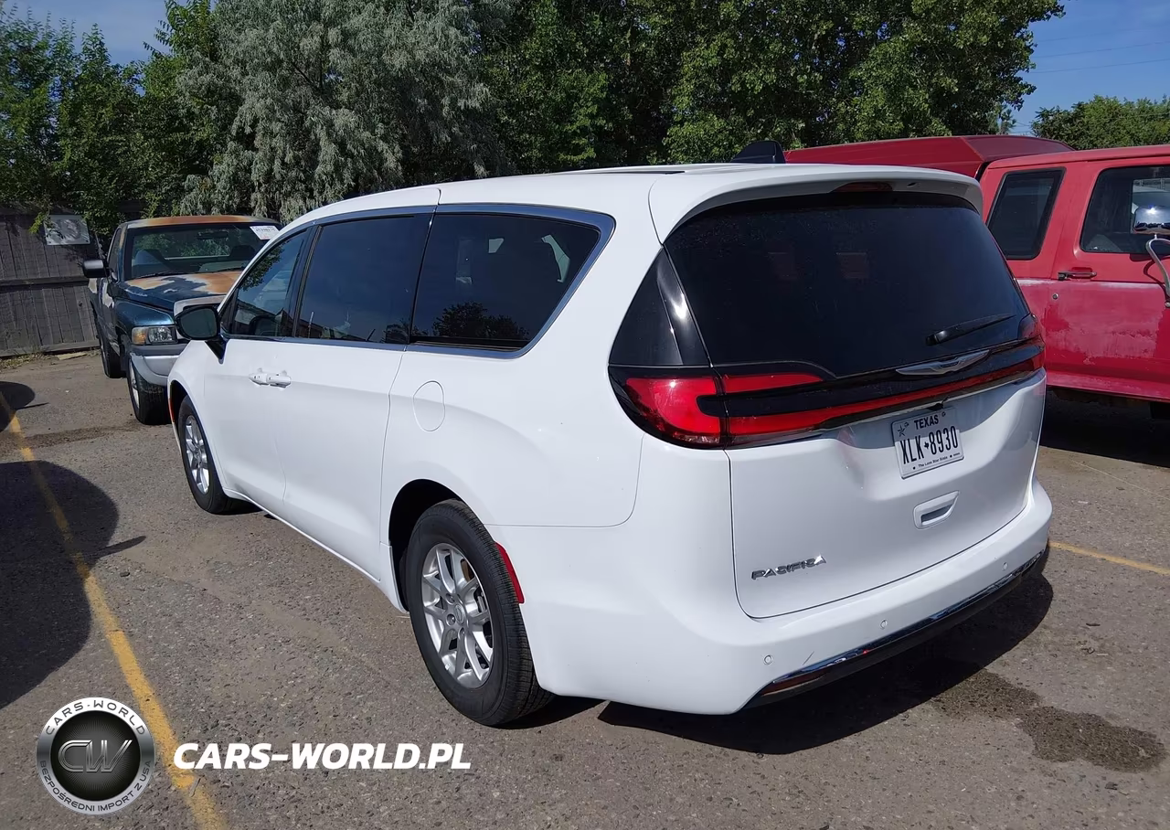 2026 Chrysler Pacifica Select VIN:2C4RC1BGXTR186106 - 3