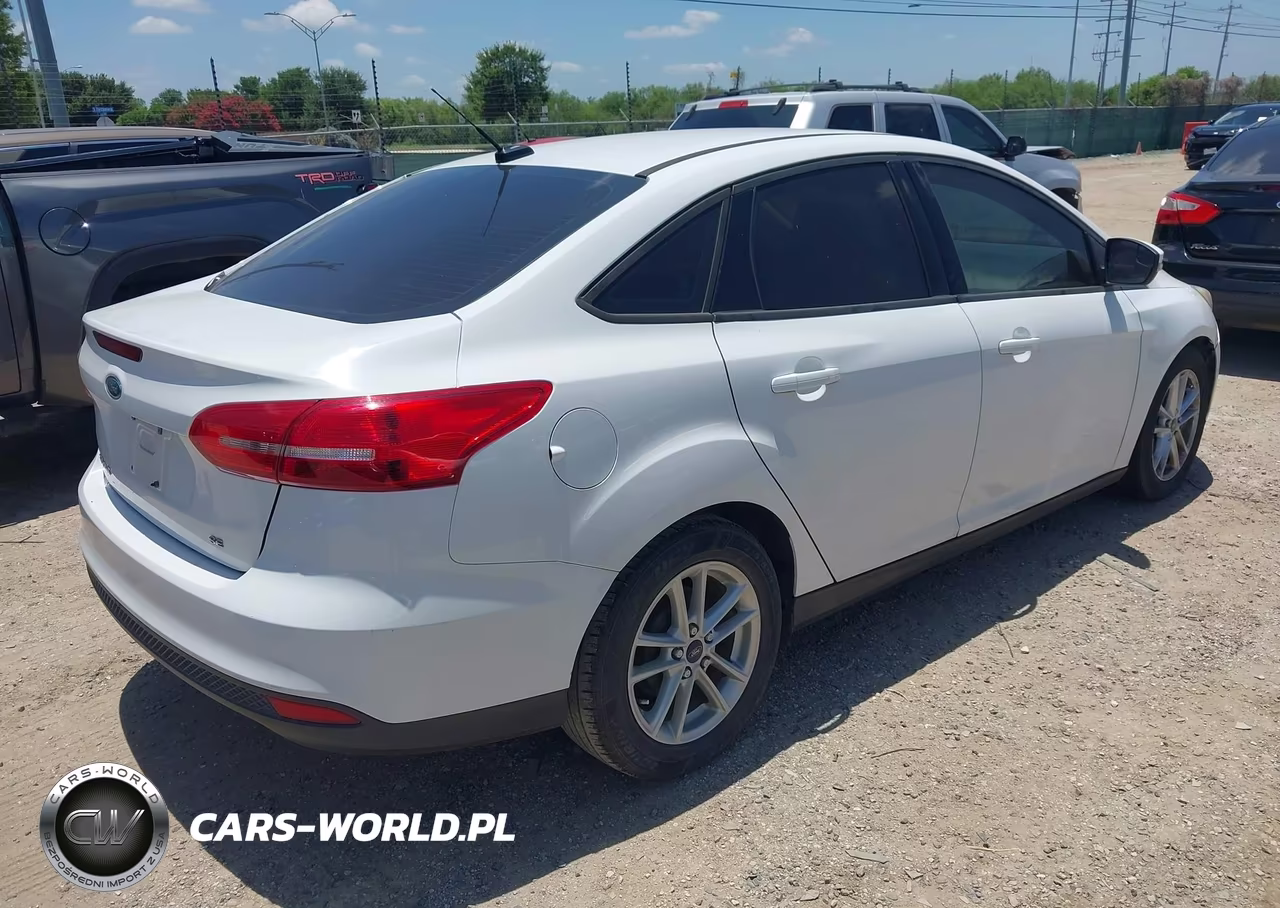 2016 Ford Focus Se VIN:1FADP3F22GL401684 - 4