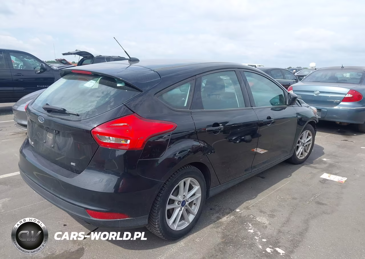 2018 Ford Focus Se VIN:1FADP3K29JL227612 - 4