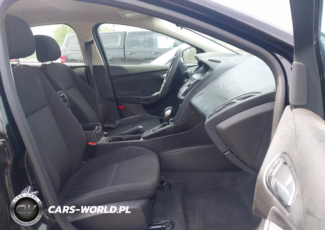 2018 Ford Focus Se VIN:1FADP3K29JL227612 - 5