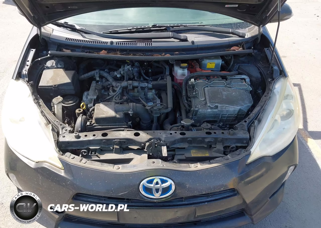 2013 Toyota Prius C Three VIN:JTDKDTB34D1050390 - 10